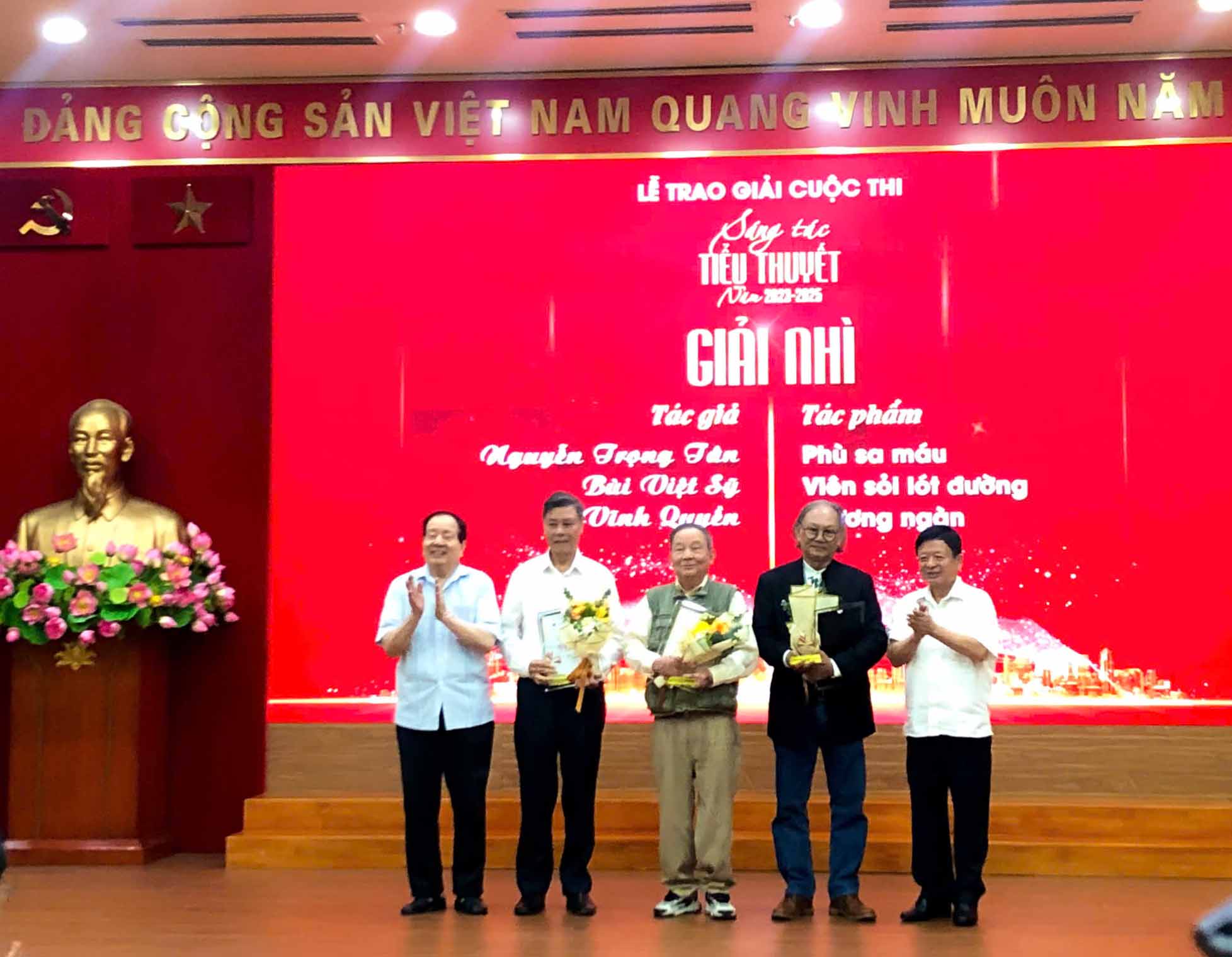 Thêm hơi ấm cho không khí văn học 