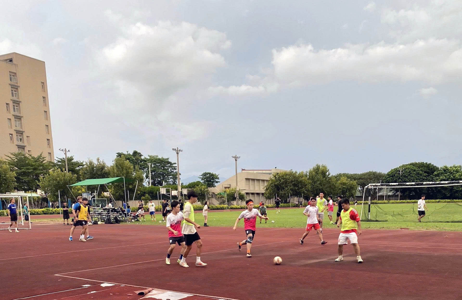Khi trái bóng đặt trên chấm 11 mét - khoa học, tâm lý, và văn hóa của loạt sút luân lưu