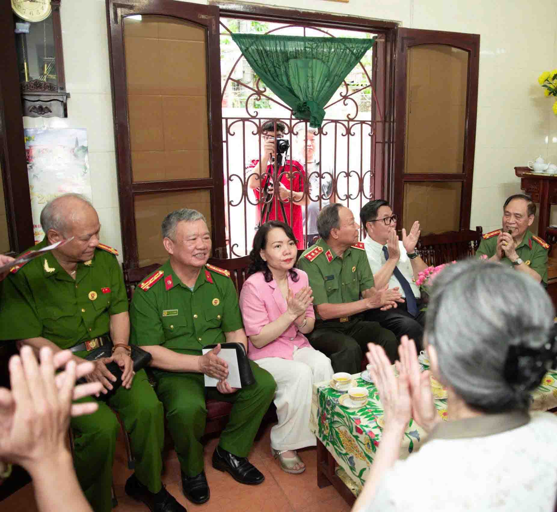 Từ một Huy hiệu 80 năm Tuổi Đảng - nghĩ về văn hóa tri ân và minh bạch trong ứng xử công vụ (Kỳ 5)